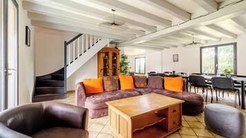 TV, fireplace, stereo
