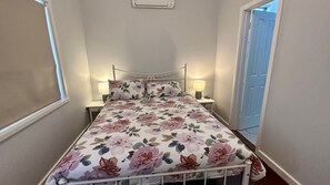 3 bedrooms, iron/ironing board, free WiFi, bed sheets - Jacaranda Cottage  your serene oasis in the heart of West Busselton (West Busselton)
