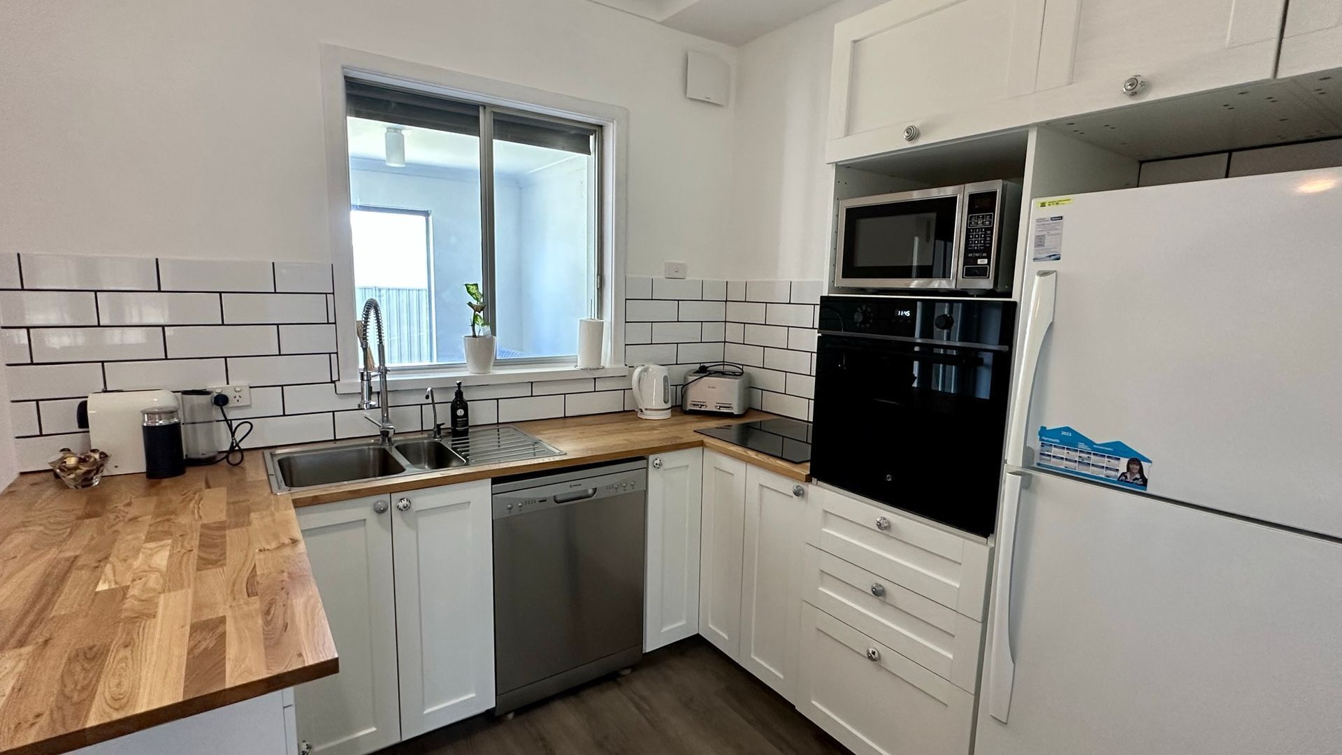 Kylskåp, mikrovågsugn, ugn och spishäll