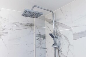 Dusche, Haartrockner, Handtücher, Shampoo