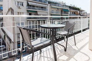 Outdoor dining - 2 Bd Modern Apt with Balcony in Pagrati (Athina)