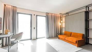 Comfort-Studio | Zimmersafe, Schreibtisch, laptopgeeigneter Arbeitsplatz