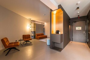 Een kluis op de kamer, een bureau, een laptopwerkplek