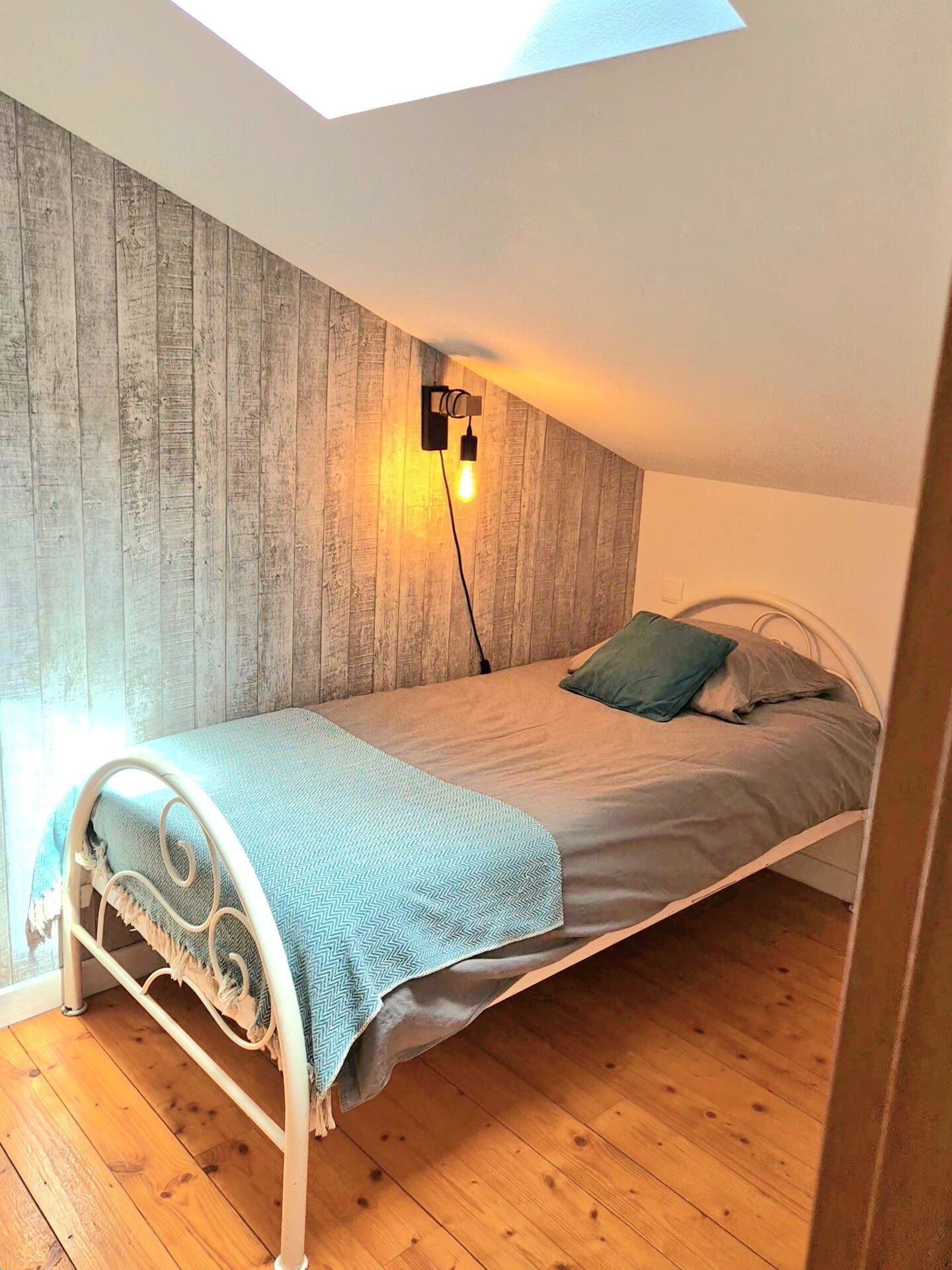 3 chambres, bureau, fer et planche à repasser, lit parapluie