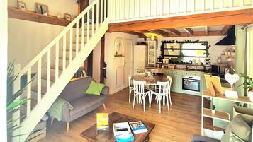 Télévision, table de tennis de table, livres