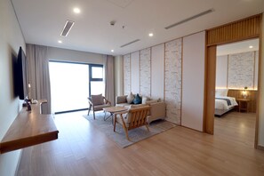 Suite | Premium bedding, minibar, in-room safe, desk - Seabird Hotel Thien Cam (Cam Xuyen)