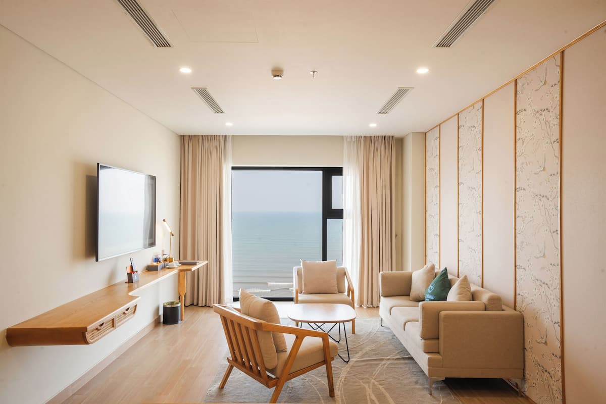 ห้องสวีท | เครื่องนอนระดับพรีเมียม, มินิบาร์, ตู้นิรภัยในห้องพัก, โต๊ะทำงาน