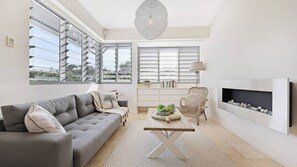 TV, fireplace, books, stereo - Soul on Sunshine in Sunshine Beach. (Sunshine Beach)