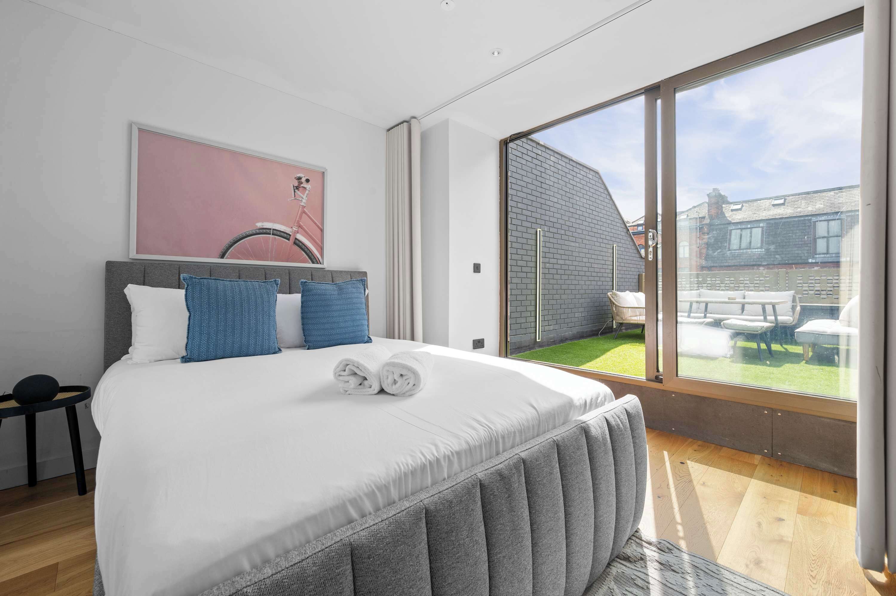 4 Schlafzimmer, Schreibtisch, Bügeleisen/Bügelbrett, Reisekinderbett