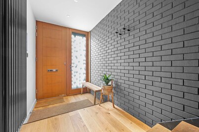 4 Bed Canal St Villa | Free Parking