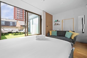 4 habitaciones, escritorio y tabla de planchar con plancha