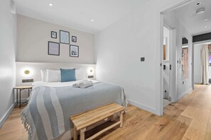 4 Schlafzimmer, Schreibtisch, Bügeleisen/Bügelbrett, Reisekinderbett