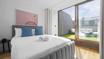 4 chambres, bureau, fer et planche Ă repasser, lit parapluie