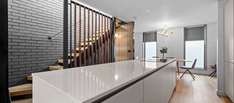 4 Bed Canal St Villa | Free Parking