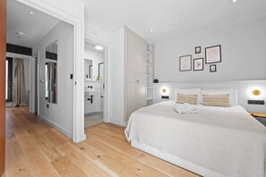 4 habitaciones, escritorio y tabla de planchar con plancha 