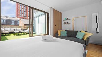 4 bedrooms, desk, iron/ironing board, travel cot