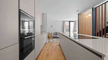 Køleskab, mikrobølgeovn, ovn, kogeplade