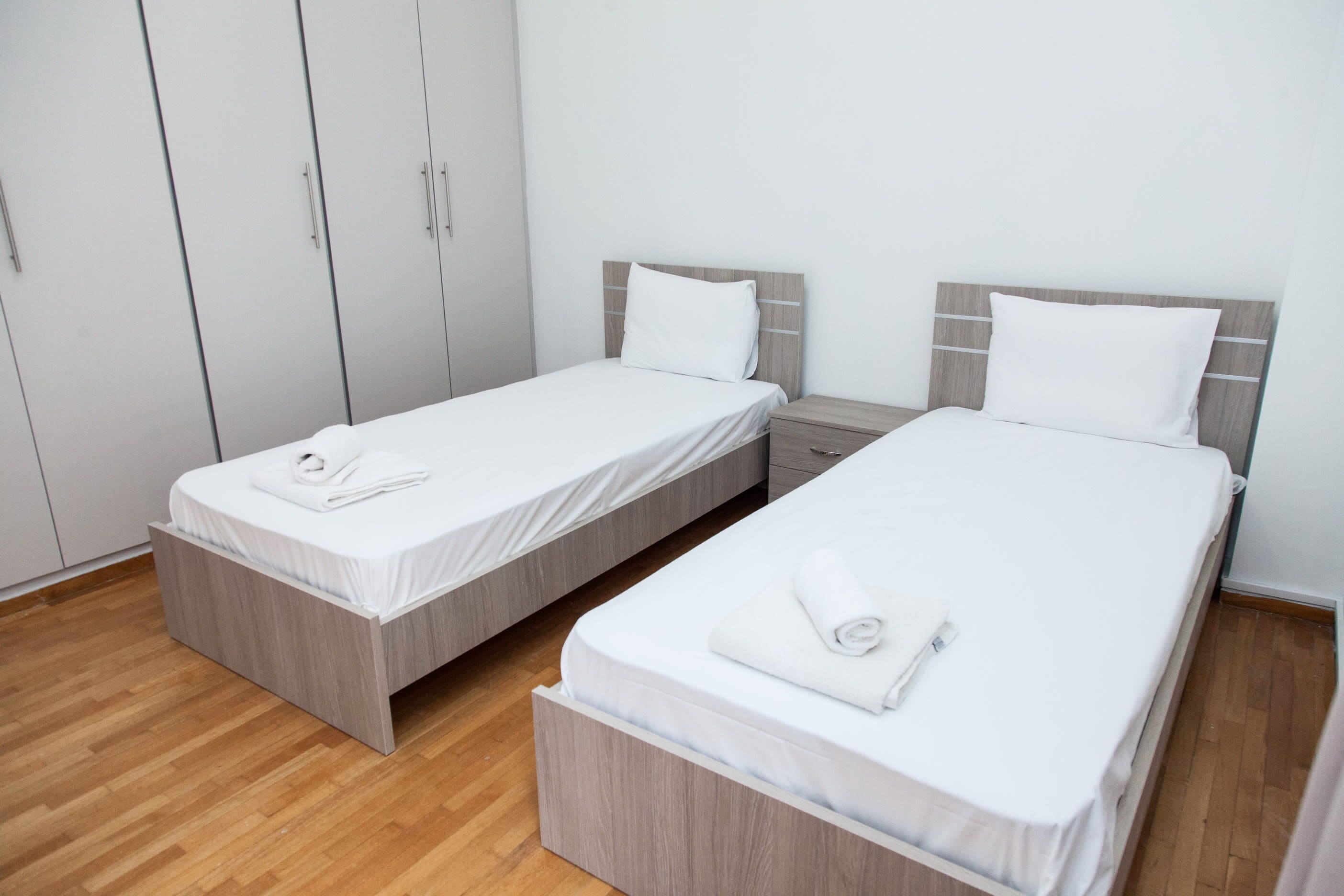 Departamento | 2 habitaciones, escritorio y tabla de planchar con plancha 