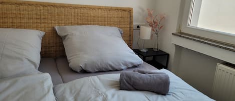 1 bedroom, desk, WiFi