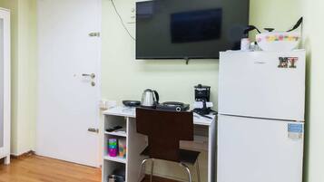 Apartamento | Cozinha privada | Frigobar, fogão, chaleira elétrica, torradeira