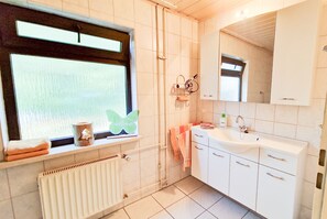 Douche, sĂšche-cheveux, serviettes fournies, savon