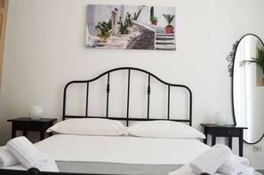 4 slaapkamers, een bureau, een strijkplank/strijkijzer, reisbedje