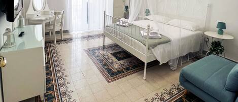 4 bedrooms, desk, iron/ironing board, travel cot