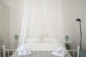 4 chambres, bureau, fer et planche à repasser, lit de bébé portatif