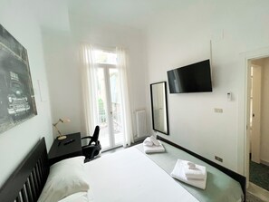 4 camere, una scrivania, ferro/asse da stiro, culla da viaggio