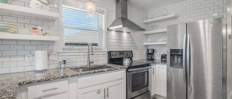 雪櫃、微波爐、焗爐、爐具