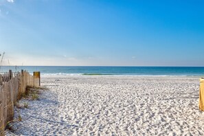 Beach nearby - Walk to the beach - Community Pool/Seasonally Heated - `Beachin` it with the Browns` (Santa Rosa Beach)