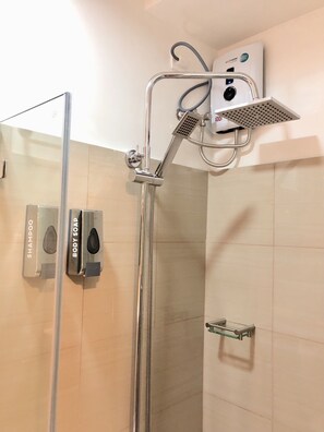 Een douche, een bidet, handdoeken, zeep