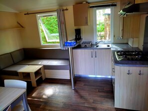 Een magnetron, een kookplaat, een waterkoker