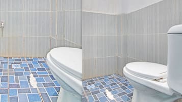 Habitación doble económica | Baño | Regadera y toallas