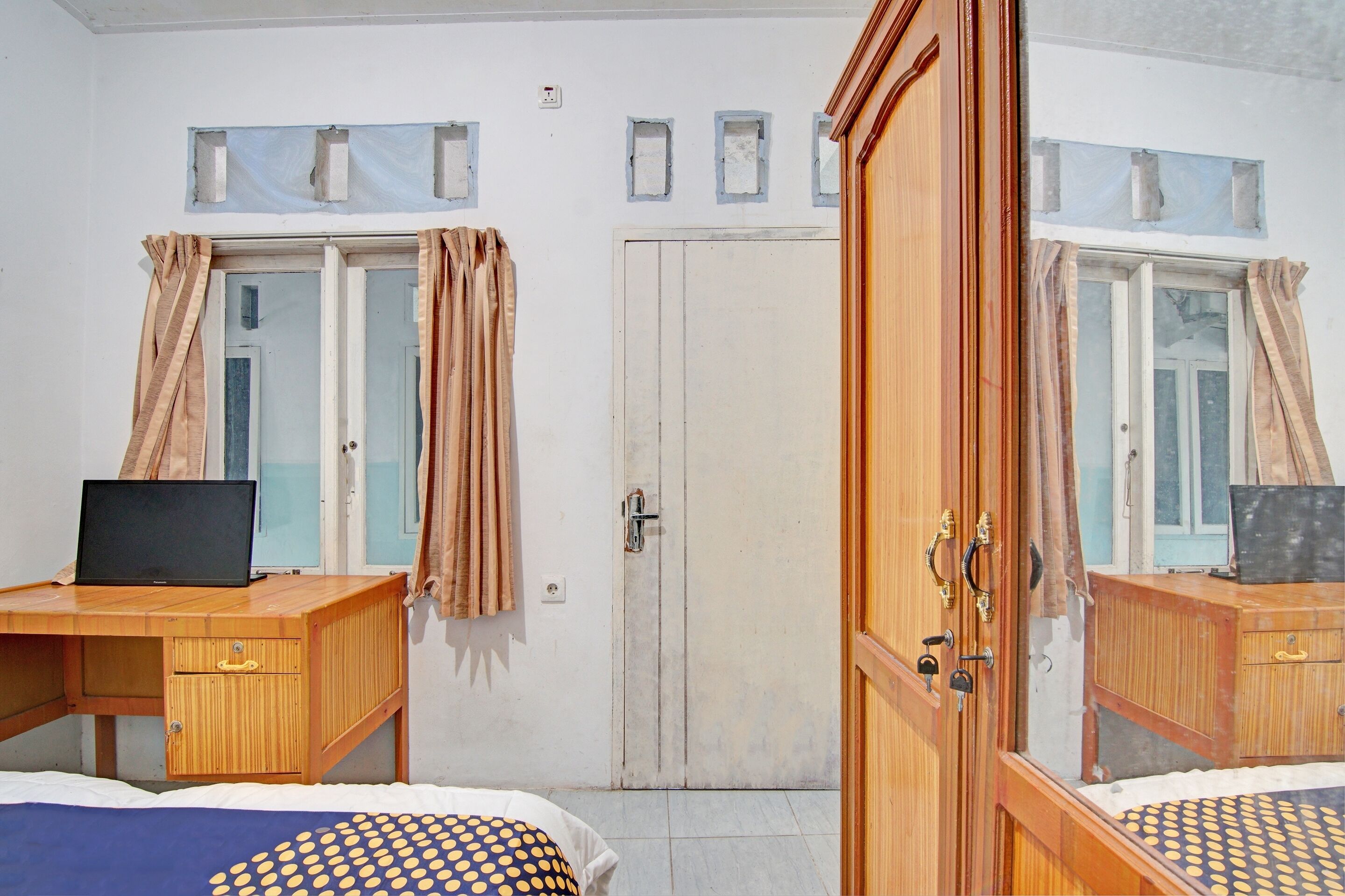 Habitación doble económica | Espacio para trabajar con laptop, wifi gratis y ropa de cama 