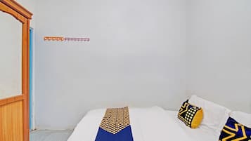 Habitació doble econòmica | Espai de treball apte per a portàtils, wifi gratuïta i roba de llit