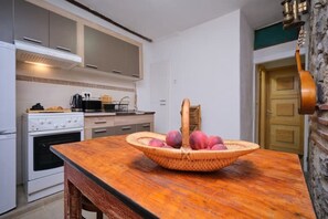 Kylskåp, ugn, spishäll och vattenkokare