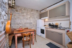 Refrigerador, horno, parrilla de estufa y tetera eléctrica