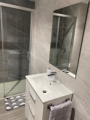 Dusche, Handtücher, Seife, Toilettenpapier