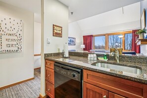 雪櫃、微波爐、焗爐、爐具