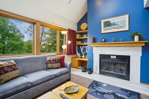 Fernseher, Kamin, Tischfußball, Tischtennisplatte