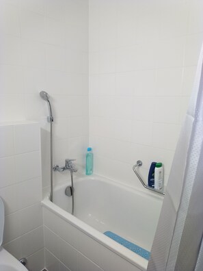 Jetted tub, free toiletries, hair dryer, slippers