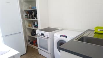 Frigorífico, microondas, horno y placa de cocina