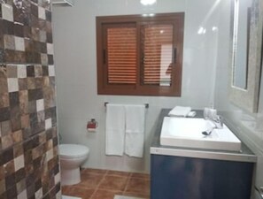 Een haardroger, handdoeken, toiletpapier