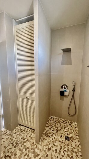 Haartrockner, Handtücher, Toilettenpapier