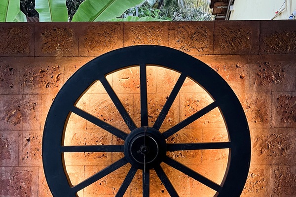 wheel garden deco piece
