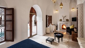 Una sala de estar amplia con chimenea, una mesa de centro y un sofá.