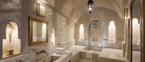 Suite | Badkamer | Een bad/douchecombinatie, gratis toiletartikelen, een haardroger