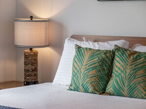 4 habitaciones, escritorio y tabla de planchar con plancha 