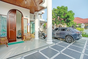 Exterior - Capital O 92990 Nena Kostel Syariah (Padang)